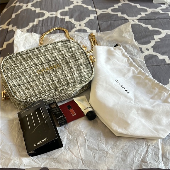 Chanel Beige Woven Shoulder Bag, Unbranded Chain Dust Bag and Makeup Bundle NWT - Picture 6 of 15